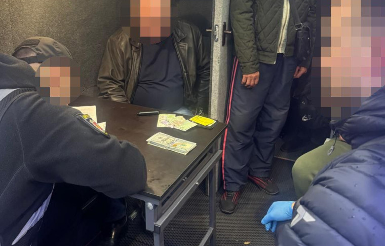 У Запоріжжі затримали двох посадовців ТЦК, які вимагали $2000 від... ветерана