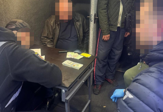 У Запоріжжі затримали двох посадовців ТЦК, які вимагали $2000 від... ветерана