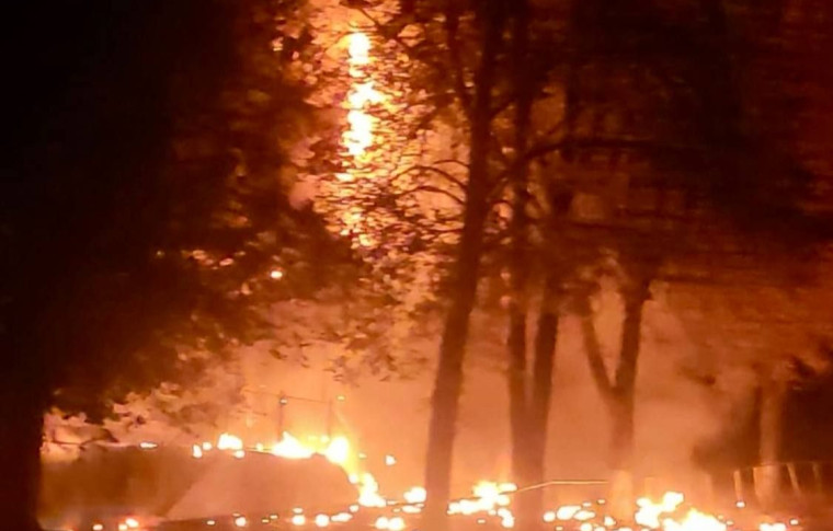 Наслідки атаки по Запоріжжю: палає адмінбудівля (фото)