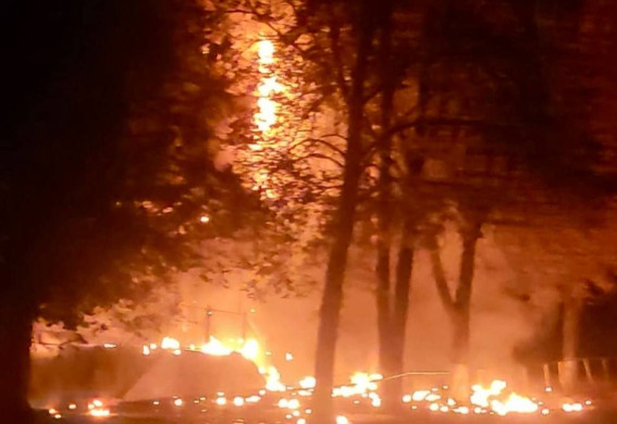 Наслідки атаки по Запоріжжю: палає адмінбудівля (фото)