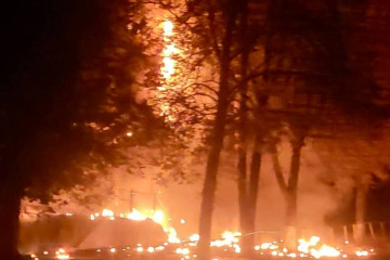 Наслідки атаки по Запоріжжю: палає адмінбудівля (фото)