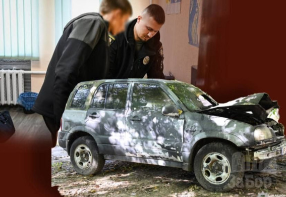 У Запоріжжі хлопець спалив чужу машину прямо у дворі будинку (фото)