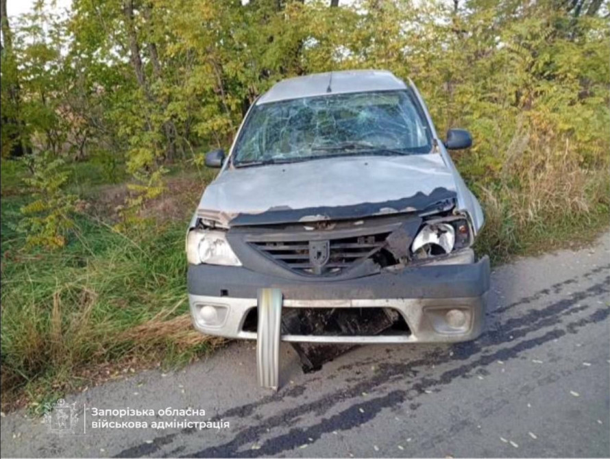 Пошкоджена автівка внаслідок удару дрону
