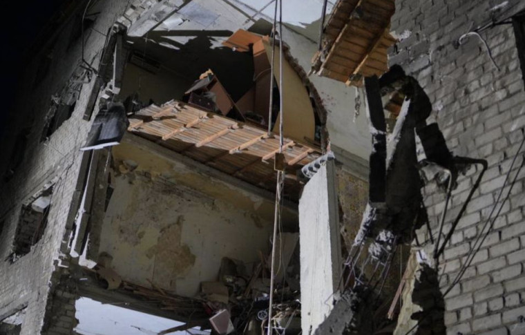 У Запоріжжі чотири людини поранені через ворожий удар: двох госпіталізовано (фото, відео)