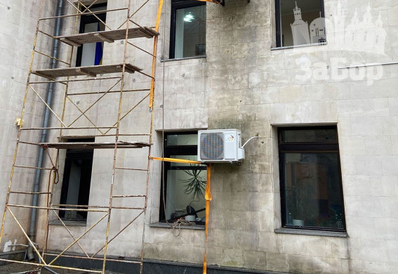 У Запоріжжі внаслідок ворожої атаки постраждала будівля митниці (фото)