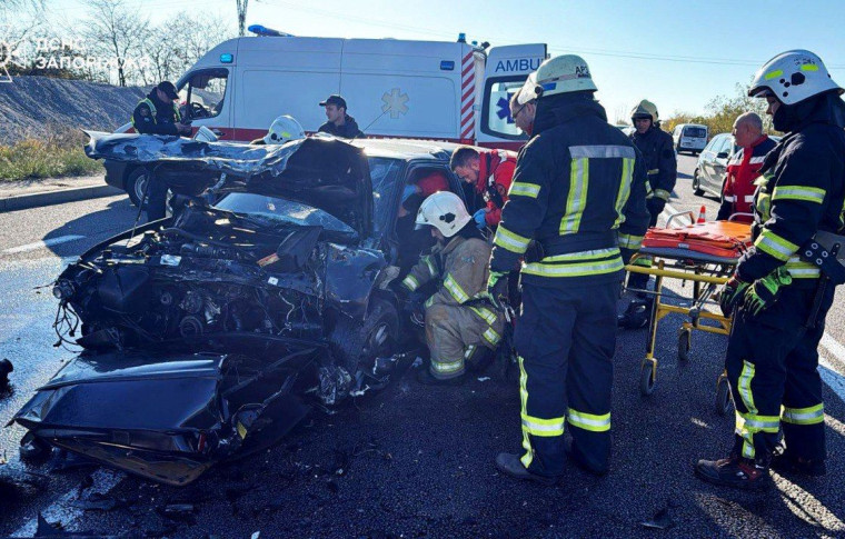 Подробиці смертельного ДТП у Запоріжжі: одну людину рятувальники деблокували з пошкодженого авто (фото, відео)
