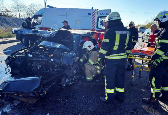 Подробиці смертельного ДТП у Запоріжжі: одну людину рятувальники деблокували з пошкодженого авто (фото, відео)