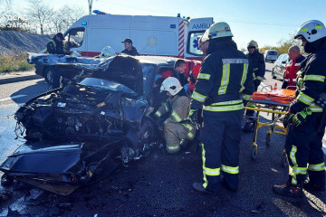 Подробиці смертельного ДТП у Запоріжжі: одну людину рятувальники деблокували з пошкодженого авто (фото, відео)
