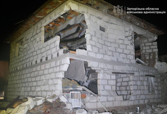 Наслідки нічного удару росіян по Запоріжжю: поранено двох людей, десятки тисяч без світла (фото, відео)