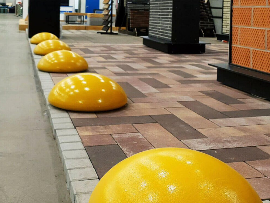 Бетоні антипаркувальні напівсфери