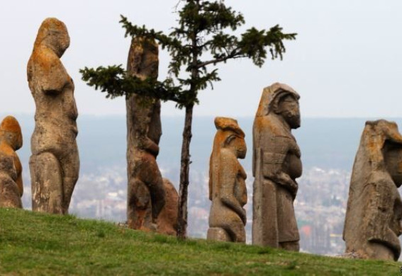 У Запорізькій області евакуюють кам'яних баб (відео)