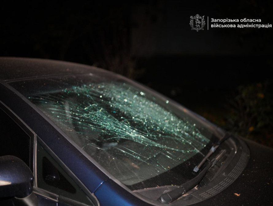 Пошкоджена автівка внаслідок обстрілу