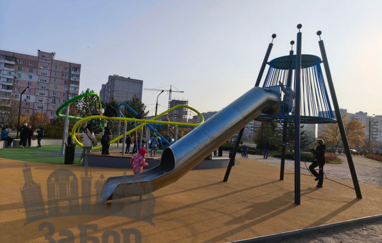 У Запоріжжі аншлаг на новому дитячому майданчику, який відкрився на Пісках (фото, відео)