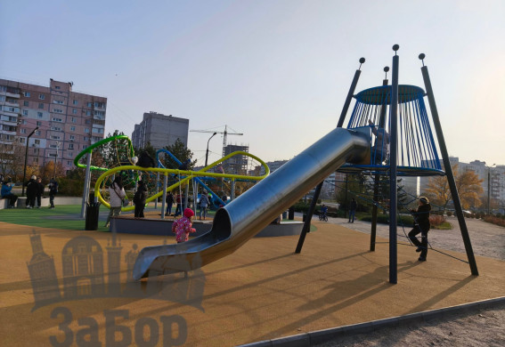 У Запоріжжі аншлаг на новому дитячому майданчику, який відкрився на Пісках (фото, відео)