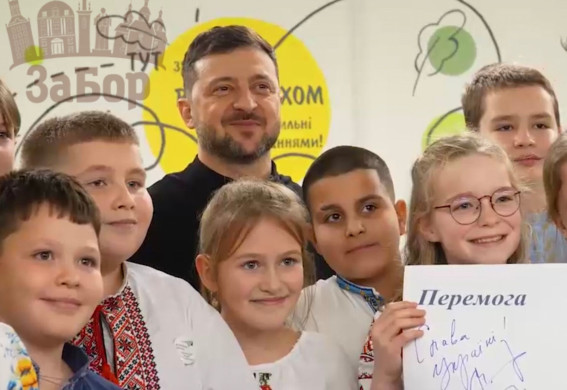 Зеленський у Запоріжжі відвідав підземну школу та навіть взяв участь у заняттях (відео)