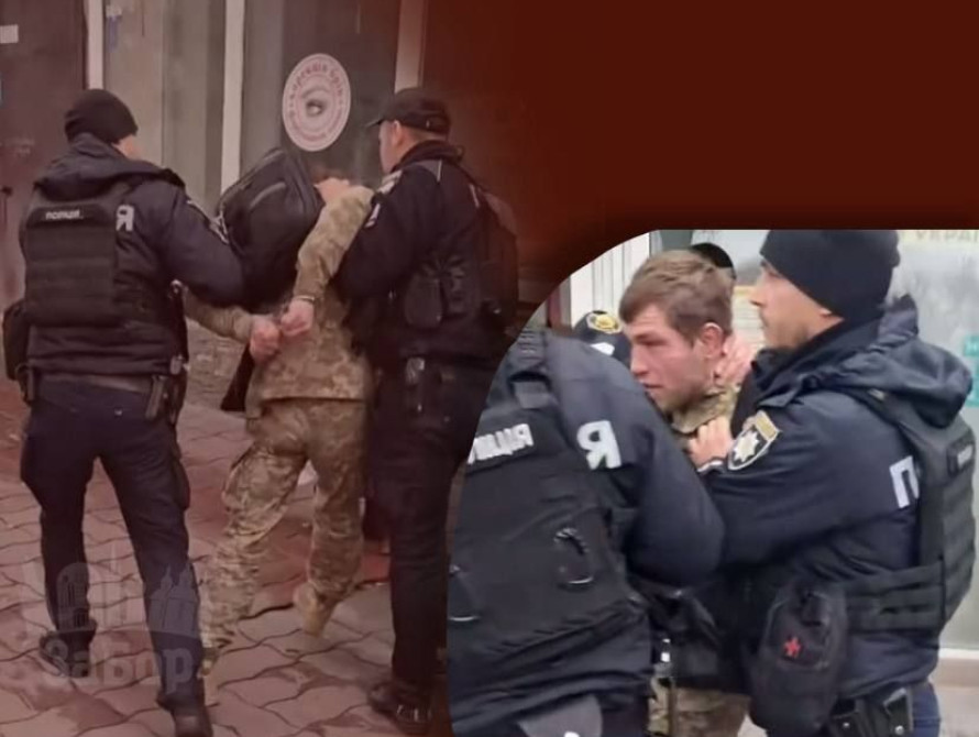 У Запоріжжі поліцейські затримали чоловіка у військовій формі