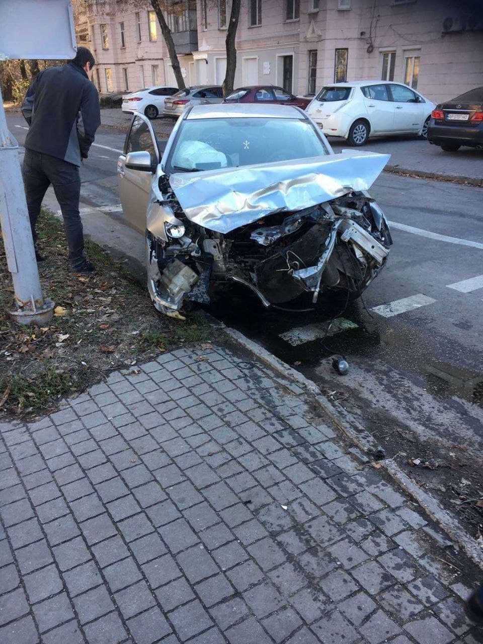 В Запорожье водитель совершил ДТП на чужой машине и... сбежал с места  аварии (фото)