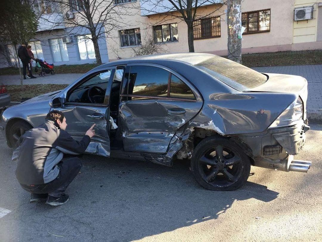 В Запорожье водитель совершил ДТП на чужой машине и... сбежал с места  аварии (фото)