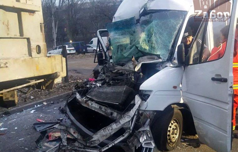 В Запорожье появились подробности о пострадавших в ДТП с маршруткой: очень серьезные травмы получила одна из пассажирок