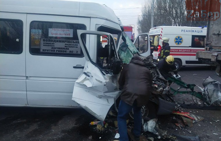 Серьезное ДТП в Запорожье: маршрутка врезалась в грузовое авто, на месте работают спасатели (фото)