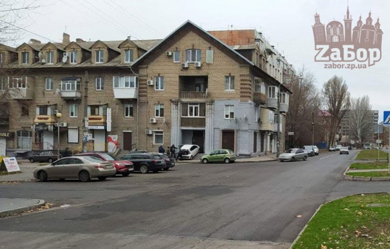Курьезное ДТП в Запорожье: машина повисла на ступеньках (фото)