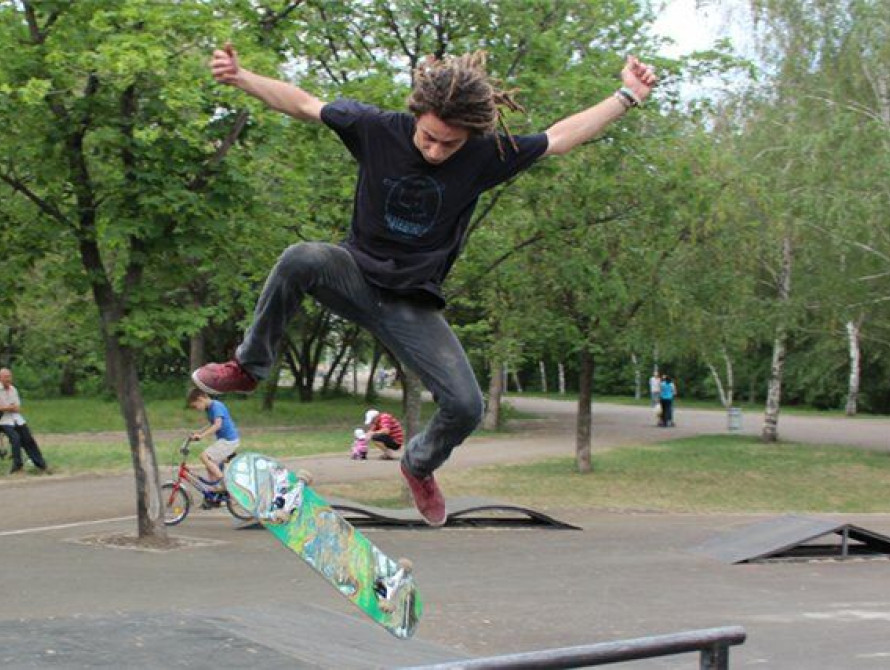 В Запорожье с опозданием открыли скейтплощадку