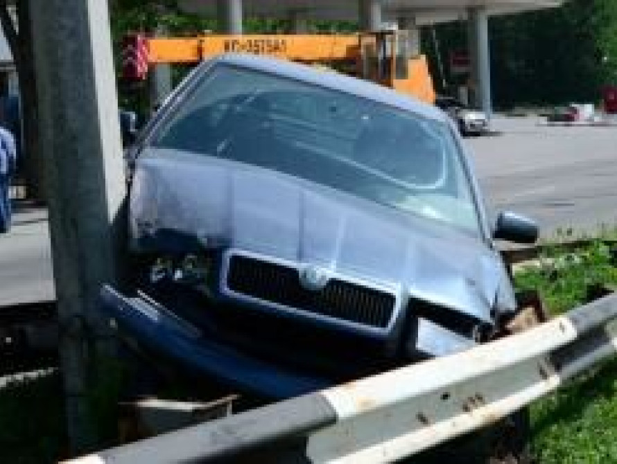 Под Запорожьем "Шкода" "оседлала" отбойник