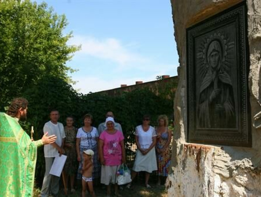 В Запорожской области икону установили в дупле дерева