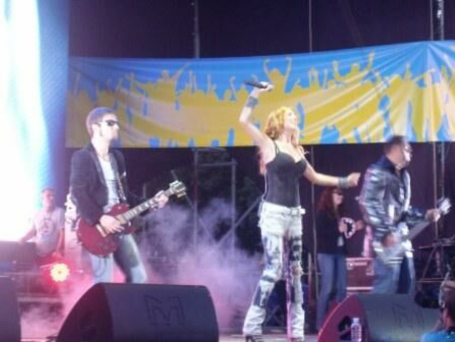 В День Конституции в Запорожье целовались, путались в языках и зажигали под музыку двух Ален