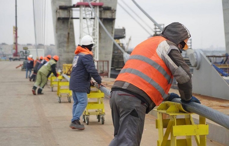 Исторический момент на запорожских мостах: смонтировали последний вант (фото, видео)