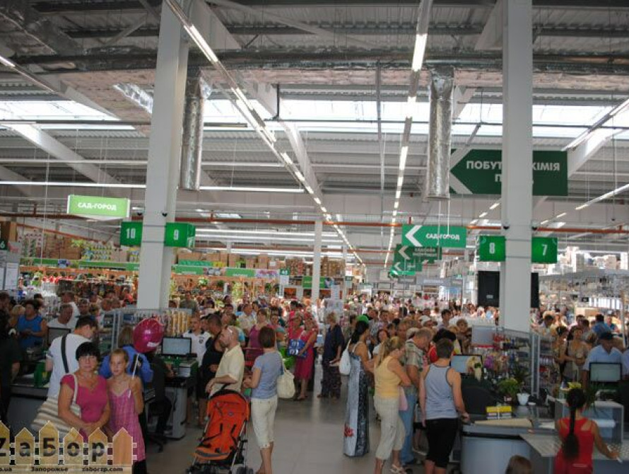 "Новая линия" в Запорожье встретила первых покупателей длинными очередями 