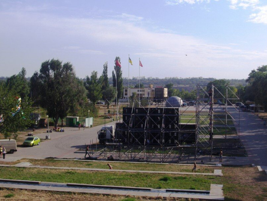 В Запорожье начали сооружать сцену ко дню ВДВ
