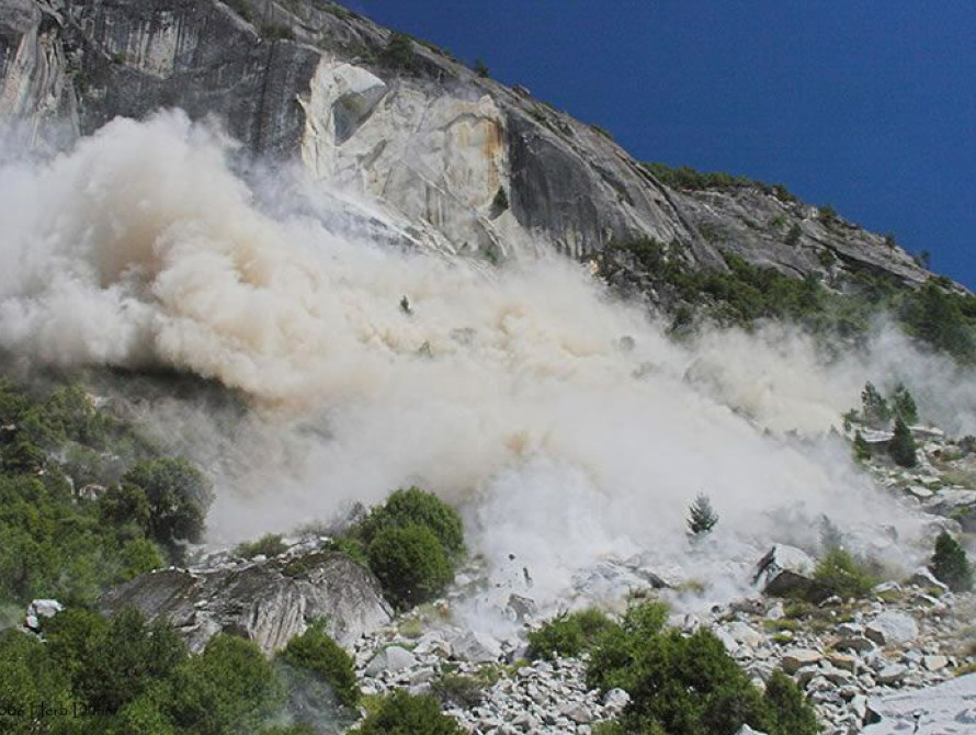 Запорожские туристы попали под камнепад на Кавказе