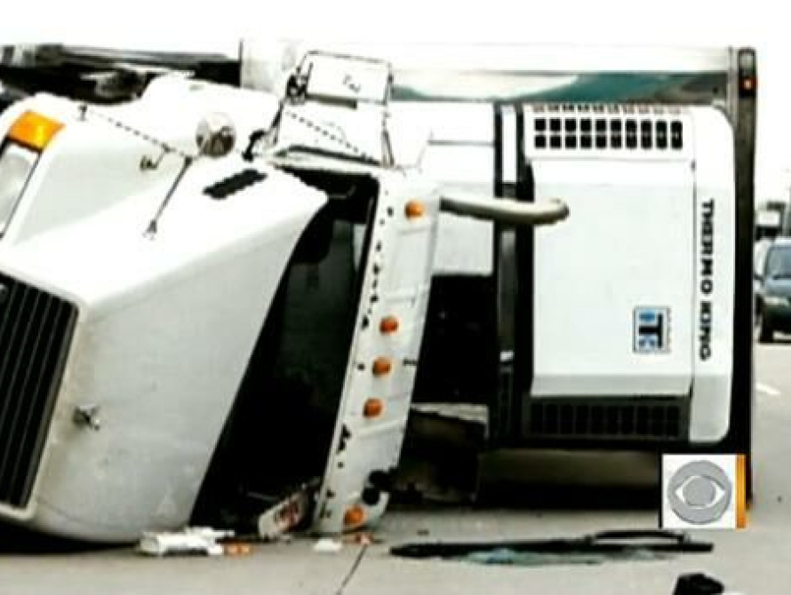 В Запорожье на плотине перевернулась фура: пострадал водитель