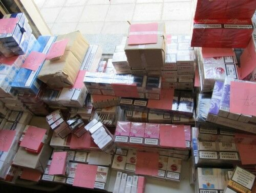 На запорожском рынке изъяли 2500 незаконных пачек сигарет