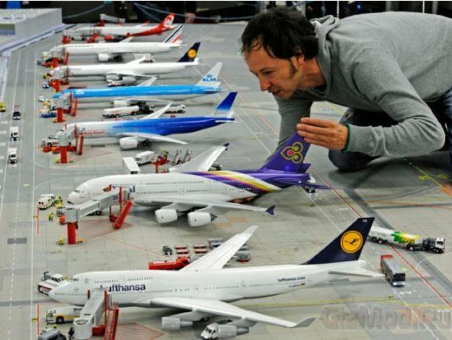   В Мелитополе День авиации отметили эскадрильей самолетиков   