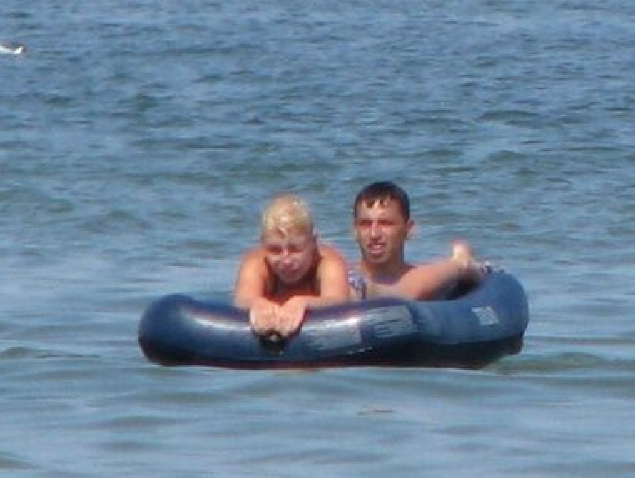 В Кирилловке отдыхающие "отправились" в открытое море на матрасе