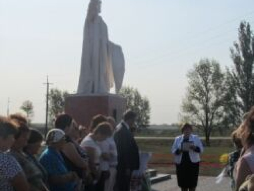 В селе под Запорожьем установили памятник за деньги громады