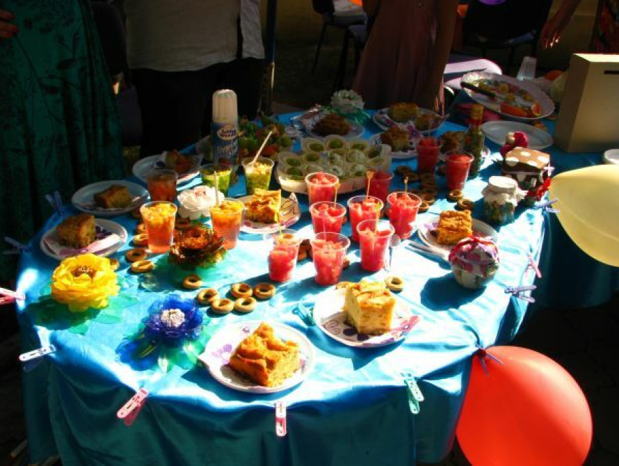 В Запорожье, на вкусной акции "Сушка", пили чай из арбуза и хвастали своими фотками