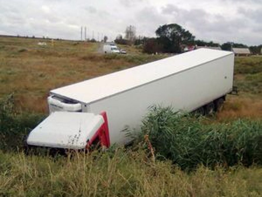 Буря стала причиной ДТП под Бердянском: фуру снесло в реку