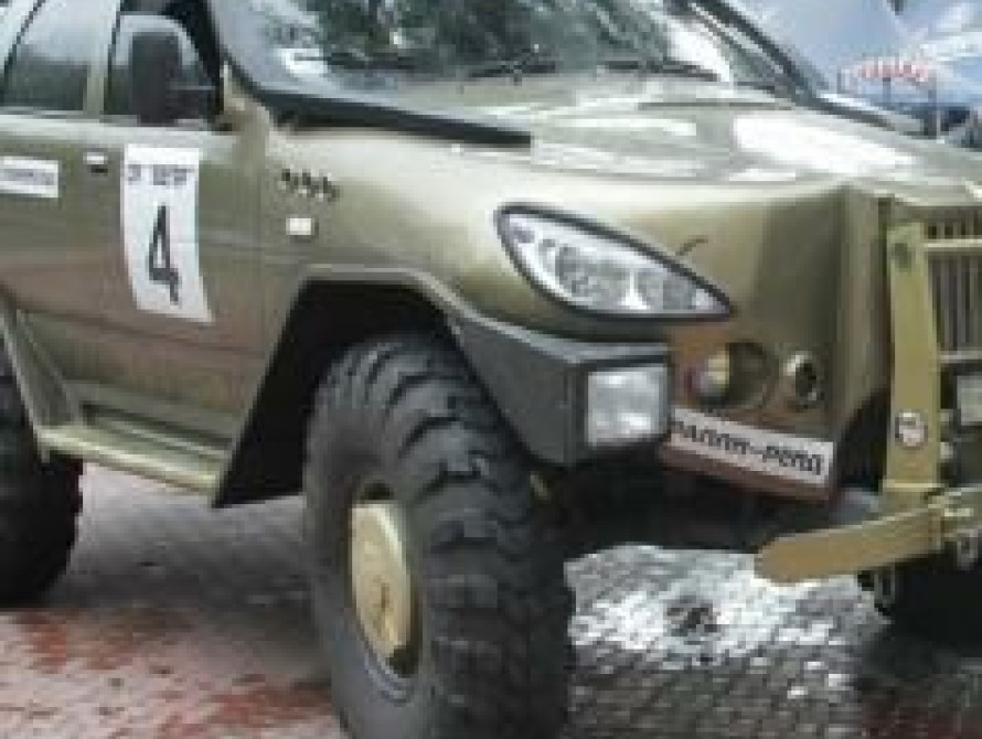 В Запорожье приехал огромный джип "Вепр"