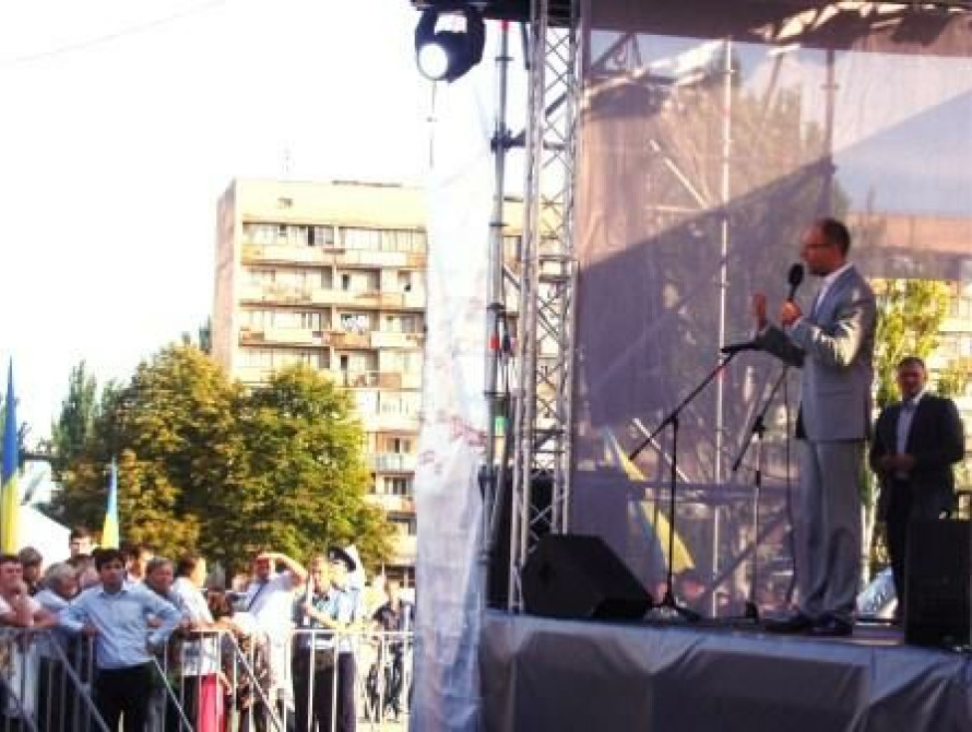 В Запорожье Яценюк объяснил, что он - не гей