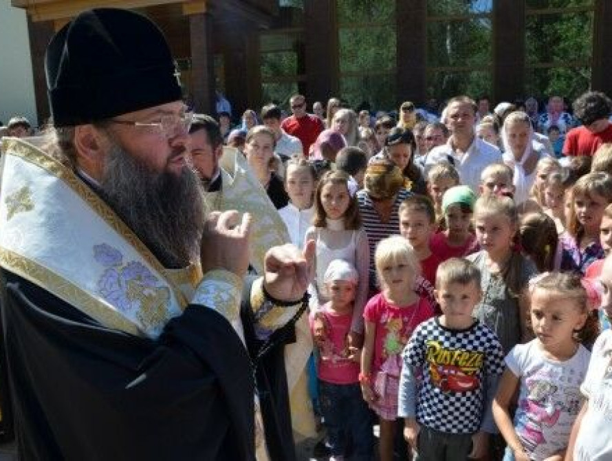 В Запорожье архиепископ благословил школьников на получение знаний