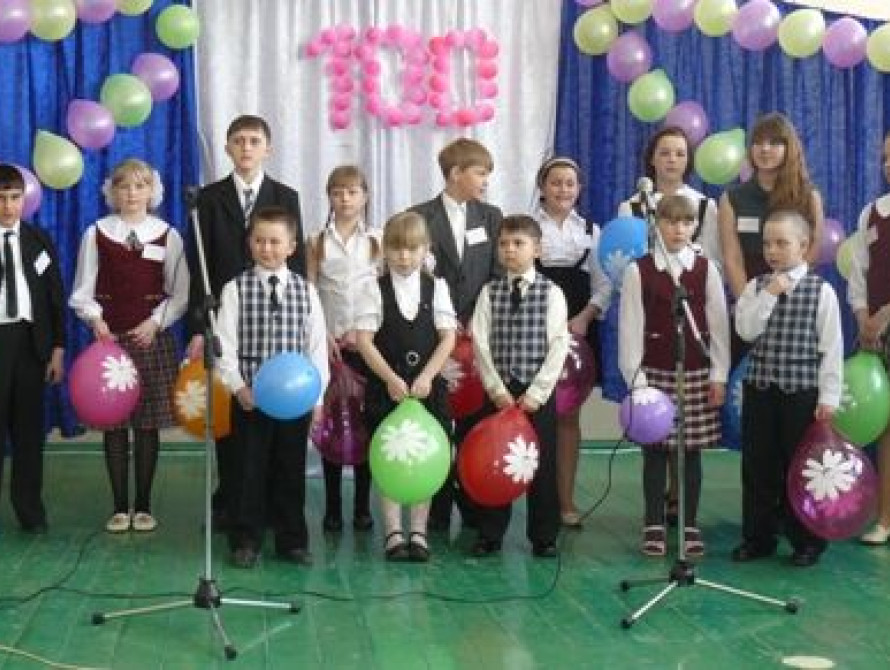 В селе под Запорожьем школа отметила 100-летний юбилей