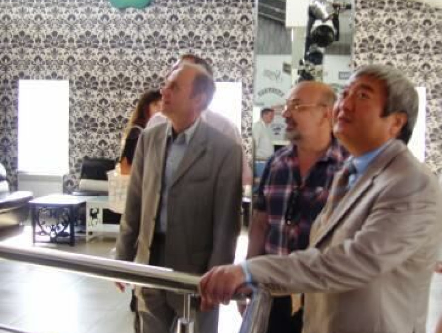 В Запорожье мэр начал утро в ночном клубе 