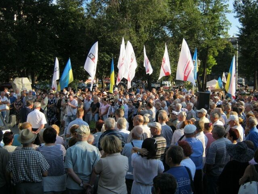 В Запорожье перед горисполкомом сошлись оппозиционеры и регионалы