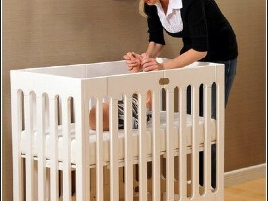 В Запорожье мэрия раздавала беременным кроватки