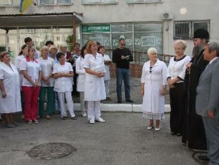 Мэр и Архиепископ подарили больнице в Запорожье дорогое лекарство