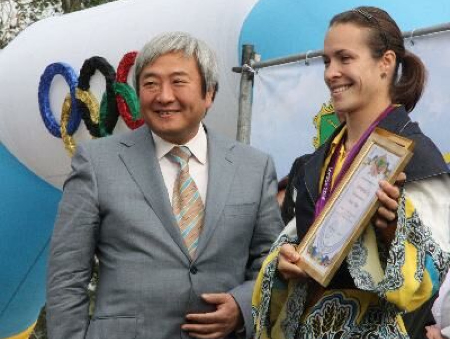 В Запорожье олимпийским чемпионкам вручили сертификаты на квартиры