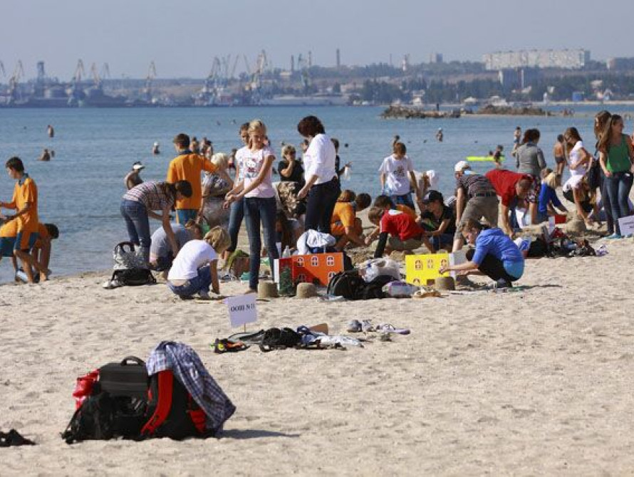 В Бердянске провели песочный фестиваль среди школьников